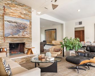 Perfect! Secluded Mid-Century Compound. 3 Beds/3 Baths Views! Hot-Tub! Fire-Pit! - بالم سبرينغس - غرفة معيشة