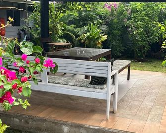 Inaki Uhi Hotel - Hanga Roa - פטיו