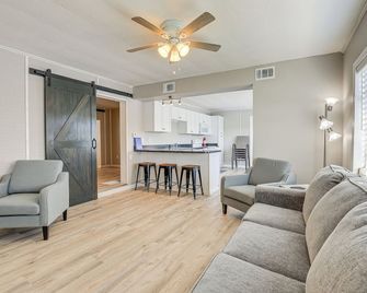 Sun-Soaked Okeechobee Retreat w/ Canal Views! - Okeechobee - Living room