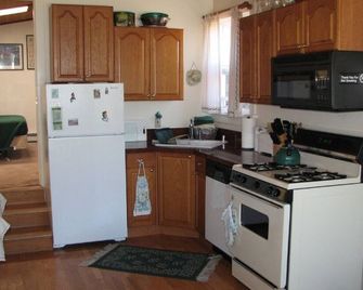 Mermaid Retreat, Pet Friendly, One Week Minimum Stay, Permit #0027 - Pacific Grove - Kitchen
