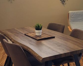 Bonnyville2 bedroom townhome unit, perfect for crews - Бонівіл - Їдальня