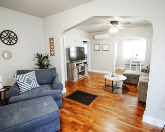 Central Location. Fenced Yard W Washer and Dryer - Wichita - Living room