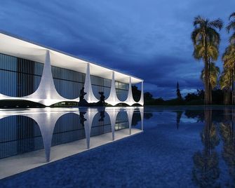 The Sun Resort - Super Apartamento de 2 quartos - 1 suíte e 1 reversível - Brasilia - Piscina