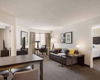 Convenient Location! Unit with Fully-equipped Kitchen and FREE Breakfast! - Reno - Sala de estar