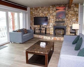 Spanish Villa Resort - Penticton - Living room