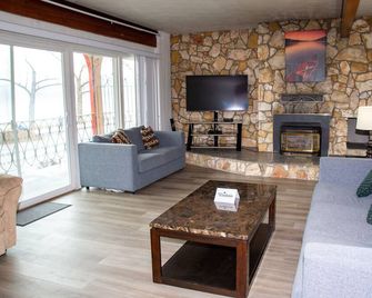 Spanish Villa Resort - Penticton - Living room