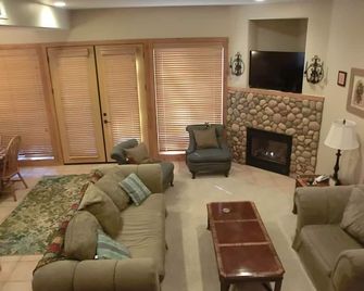King’s Cabin Mtn Retreat at Shaver Lake! – Nr Village, wifi, A/C, Prem Property! - Shaver Lake - Living room