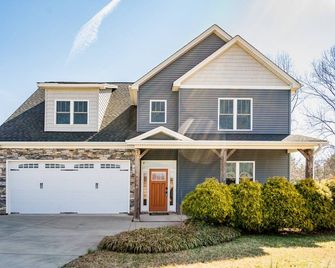 Bright + Modern Mountain Views Movie Room - Forest - Edificio