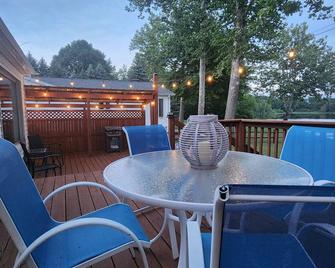 Quaint cozy cottage nestled on the quiet shores of Pigeon Lake in Howe - Howe - Terasa