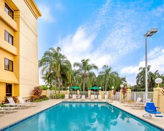 La Quinta Inn & Suites by Wyndham Miami Airport East - Miami - Zwembad