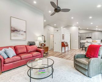 Freeland Retreat - Deck, Fire Pit and Beach Access! - Freeland - Living room