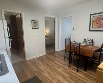Charming Flat in Downtown Corning - Corning - Dining room