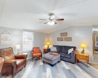 Remodeled retreat with firepit, deck & boat parking - 킹스턴 - 거실