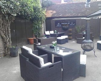 The Queens Head - Stratford-upon-Avon - Patio