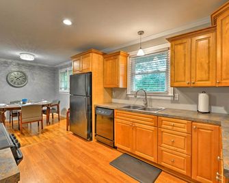 Charlotte Area Home w/ Patio - 6 Miles to Downtown - Charlotte - Küche