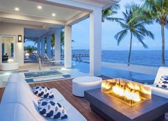 Luxury Cayman Villas - Bodden Town - Patio