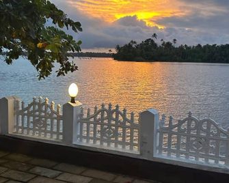Lavilla Lake Resort And Restaurant - Perumanseri - Outdoors view