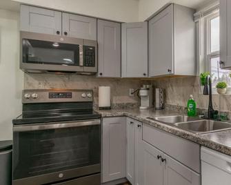Blackbird House - Extended Stay - Great Falls - Kitchen