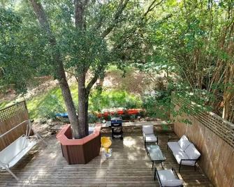 Tranquility 2 bedroom Villa by the lake with green backyard - Huntsville - Patio
