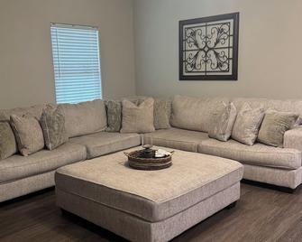 2-bedroom apartment in lovely Victoria with WiFi, AC - Victoria - Living room