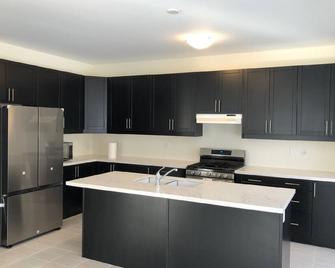 House in Brampton with Private Parking - Брамптон - Кухня