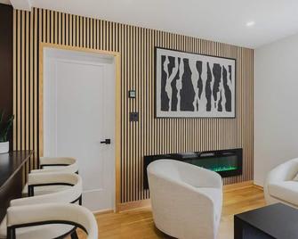 Luxury 3BD Short Walk to Airport - Boston - Stue