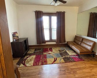 Historical 3-bedroom house in welcoming Waterloo with WiFi and ADT security. - Waterloo - Living room