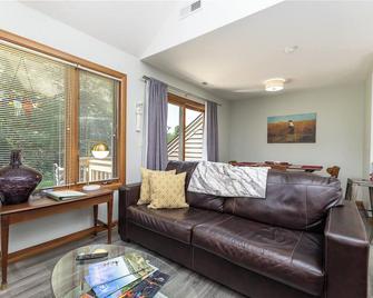Dreamy Summers @ Green View Getaway - Dog Friendly & Steps to Golf! - Galena - Living room
