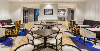 Hampton Inn & Suites Newport/Cincinnati - Newport - Area lounge