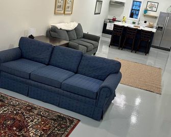 Hidden Gem in Historic Downtown Moultrie! - Moultrie - Living room