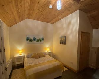 Cosy Donegal Cottage with Panoramic Sea Views - Greencastle - Bedroom
