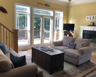 Family friendly; Grill; Kayaks; Large Fire Pit area; Game room - Hartwell - Living room