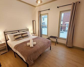 New! Golden Getaway walk to the falls - Chutes du Niagara - Chambre