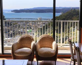 Katsuura Hilltop Hotel & Residence - Katsuura - Balcony