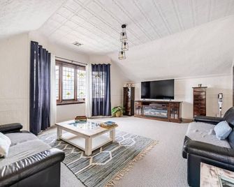 Artos Stays-Modernised Victorian Masterpiece with City View Sunroom! - Melbourne - Living room