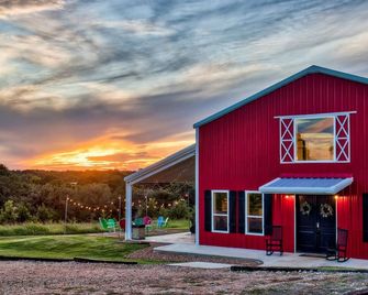 Barndo -7 acres- sleeps 28! Great for groups, custom fire pit area, pool table! - Brenham - Rakennus