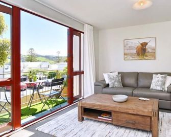 Central Akaroa Retreat - Balcony and Parking -Tumeke Akaroa - Akaroa - Sala de estar