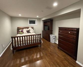 Beautiful, modern and accessible 2bdr BSMT suite with large backyard for kids - Saint Albert - Bedroom