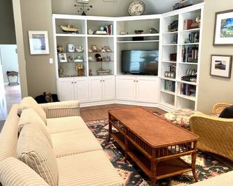 Cape Shores: Lewes Bay beach, pool, fishing pier, tennis/ pickleball courts - Lewes - Living room