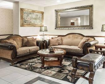 Grander Inn & Suites - Tyler - Living room