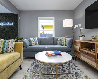 Life's a Beach! 3BR - 6 bds - 2 bths + Jacuzzi! - Fort Lauderdale - Living room