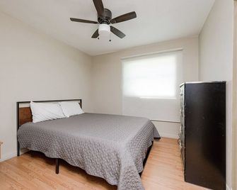 Spacious home with Pool Table 10 minutes from Beaches and Speedway - South Daytona - Bedroom