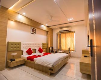Hotel Fun City (Pure Veg) - Navsari - Bedroom