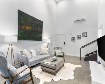 Airy and Open Corner Loft - 92 Walkscore - Redmond - Living room