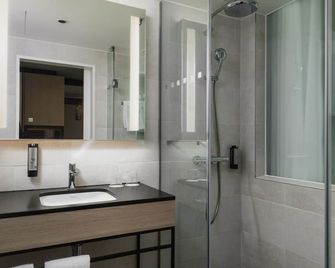 Intercityhotel Lübeck - Lübeck - Bathroom