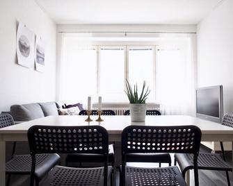 2ndhomes Tampere Koskipuisto Apartment with Sauna - Tampere - Dining room