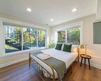 Spacious 4b2b house / Partial lake views/ Backyard - Seattle - Bedroom