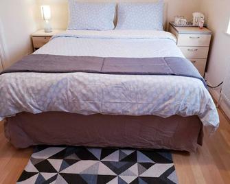 Ensuite Room Near Beautiful River - Southall - Bedroom