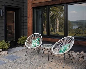 New Private Guest Suite Overlooking Haliburton. Pet Friendly! - Haliburton - Patio