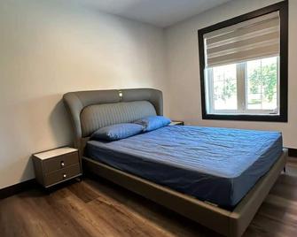 2.5 acres farm house, luxury house with wet bar, 10 min Edmonton int-airport\n - Nisku - Bedroom